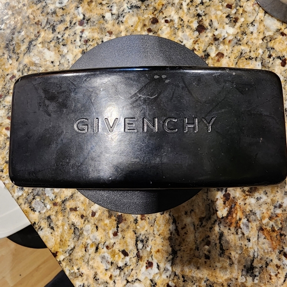 Beautiful unisex Givenchy sunglasses - Picture 4 of 7